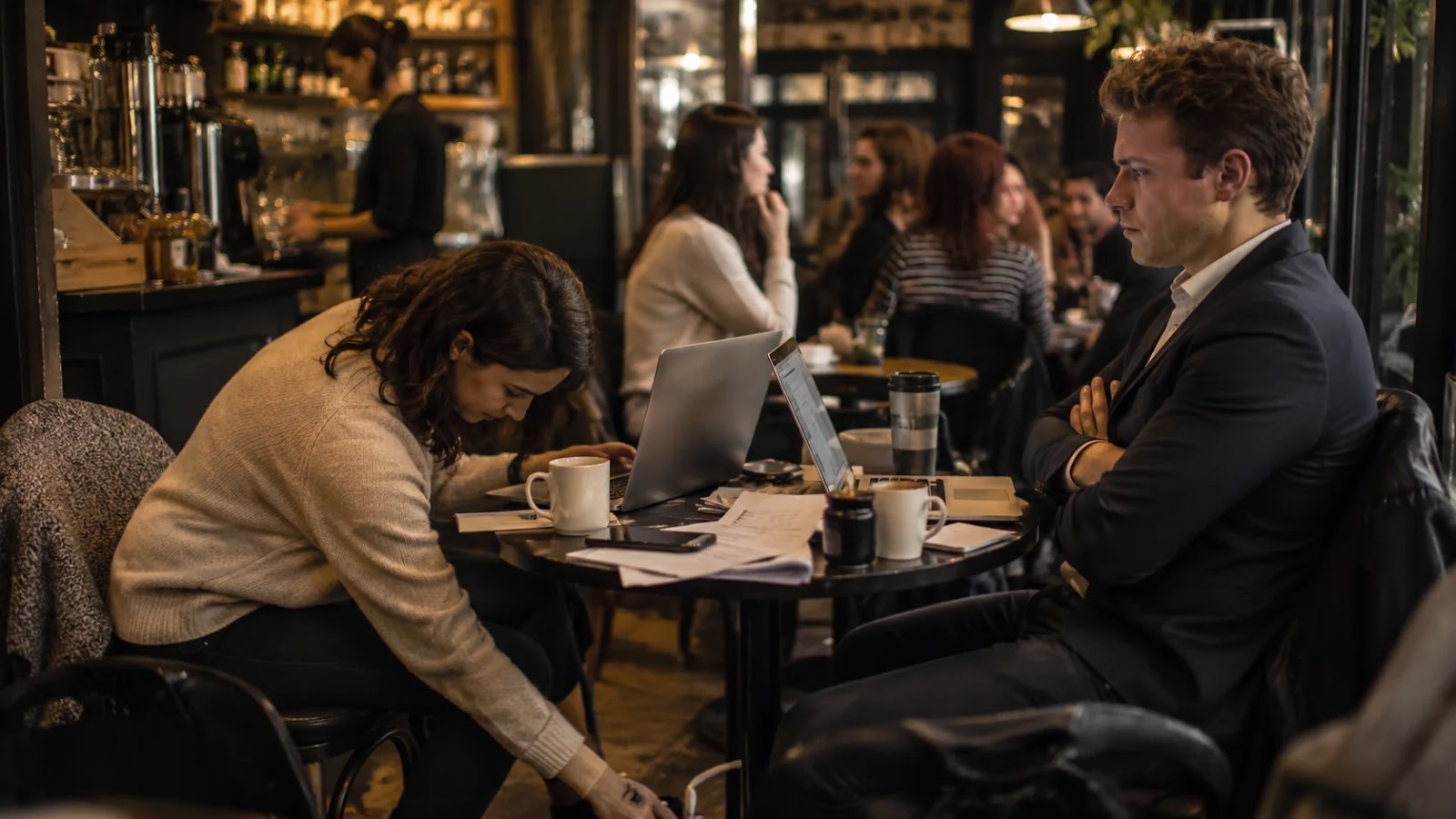 A business meeting in a noisy café – why you need a meeting room