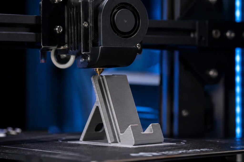 FDM 3D tiskalnik med tiskanjem nalaga sloje PLA filamenta
