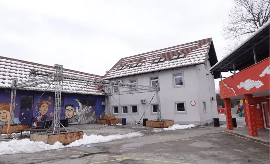 Zunanjost stavbe coworking prostora makerSP_CE z umetniško poslikano fasado v Ljubljani