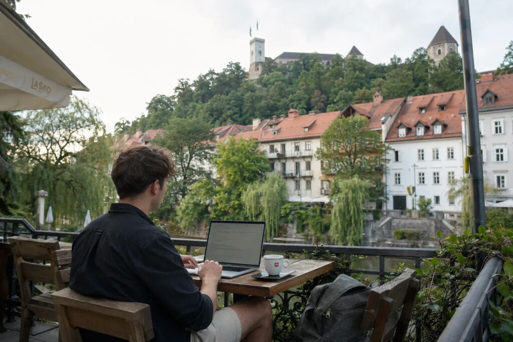 Digitalni nomad z laptopom v kavarni v Ljubljani