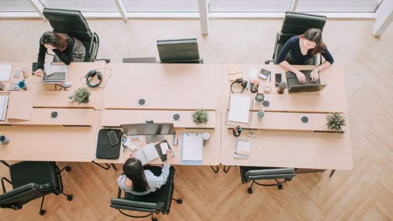 Freelancer v coworking prostoru makerSP_CE Ljubljana