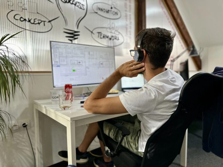 makerSP_CE delovna miza z zaslonom in opremo