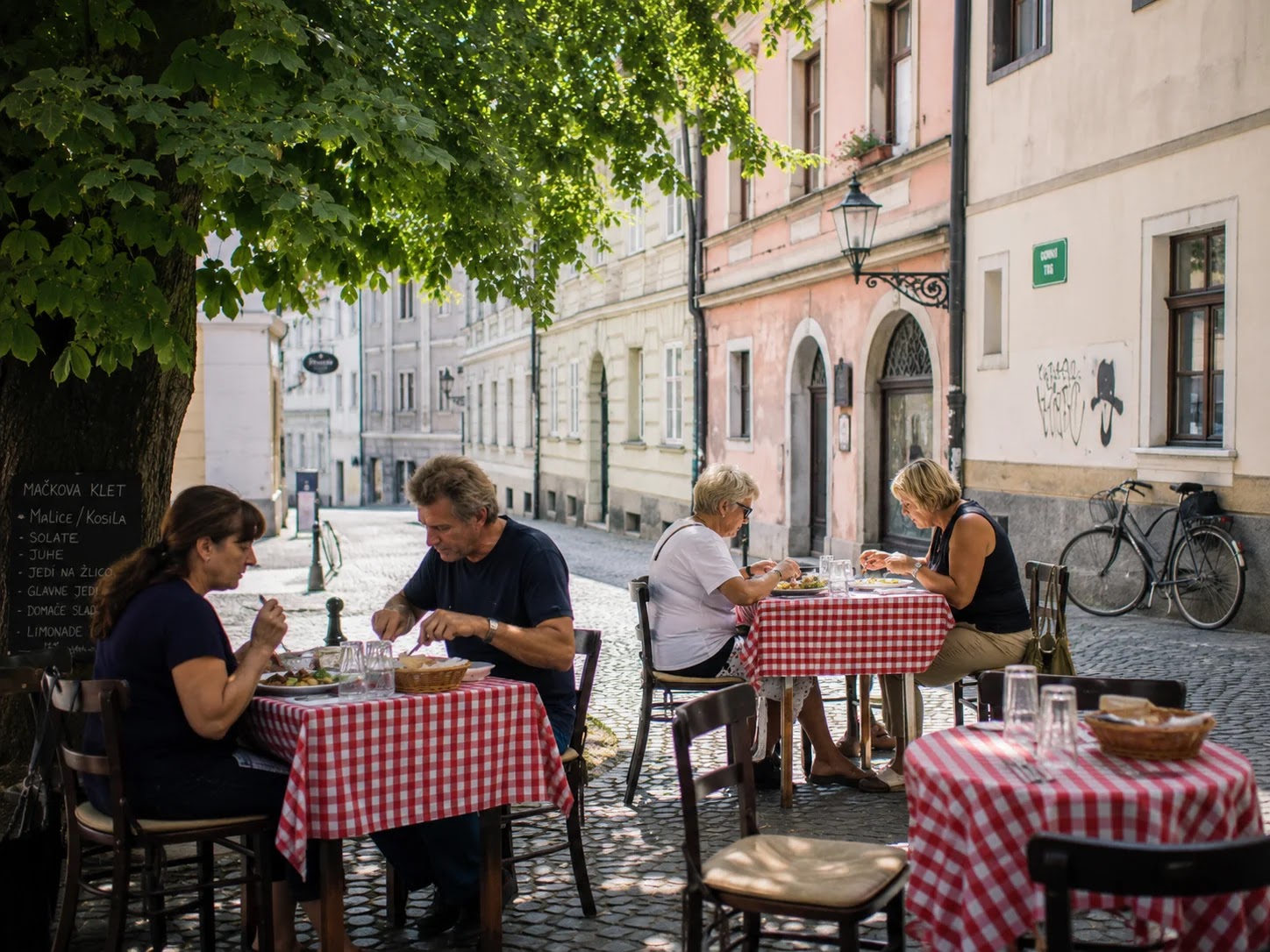 Kosilo na zunanji terasi v središču Ljubljane