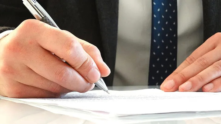Signing documents when registering a business with minimal capital