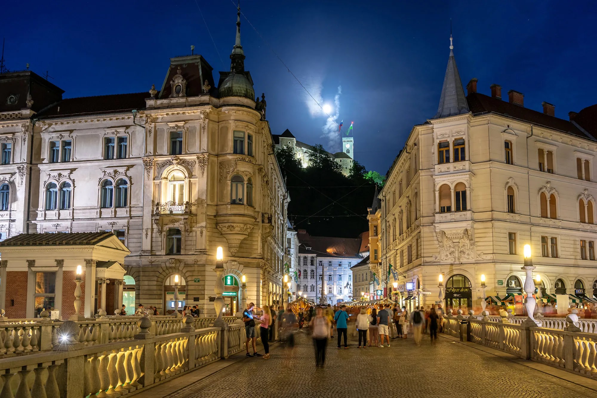 Tromostovje ponoči – nočna panorama Ljubljane