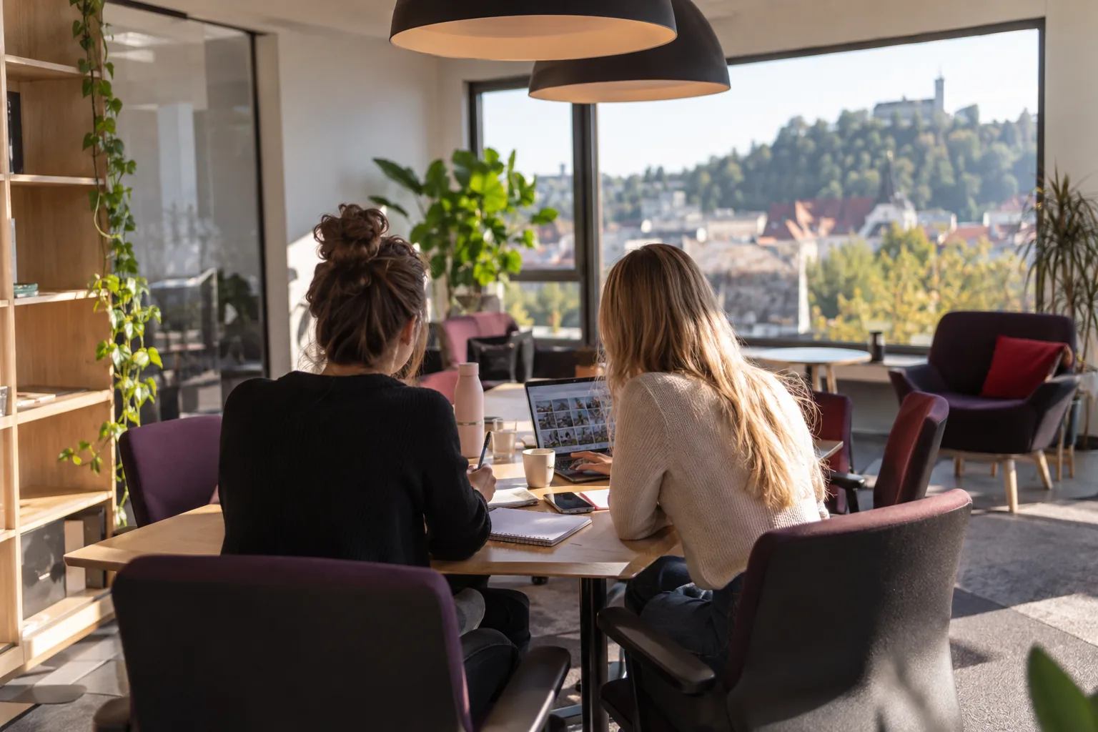 Najem pisarne na uro v Ljubljani – kratek sestanek dveh oseb v sejni sobi coworkinga makerSP_CE