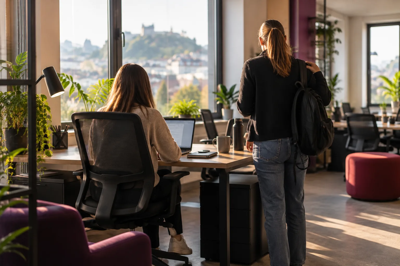 Coworking za dva – pri eni mizi makerSP_CE se izmenjata dve osebi: ena dela, druga prihaja s torbo